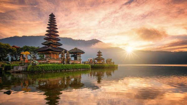 Изображение №4 2560x1440 «Храм Улун Дану на озере, Бали, Индонезия» из коллекции «Обои Бали»
