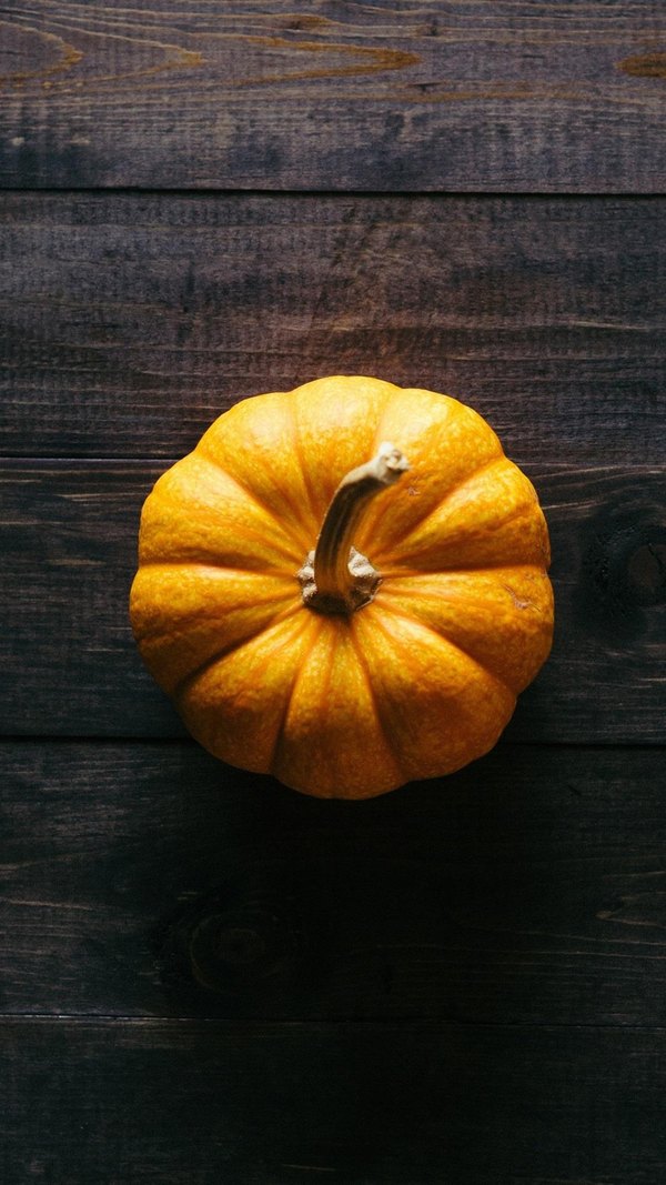 Изображение №33 1080x1920 «Желтая тыква на деревянном фоне» из коллекции «Обои Тыквы»