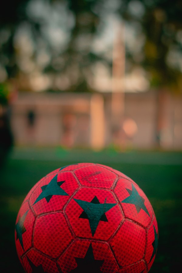 Изображение №7 2667x4000 «Красный футбольный мяч» из коллекции «Обои Футбол»