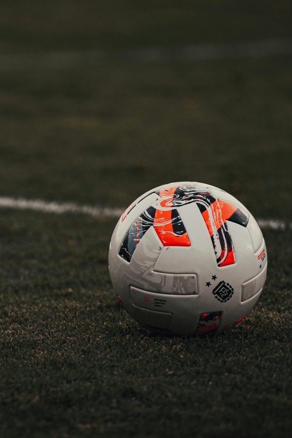 Изображение №2 4016x6016 «Мяч на поле» из коллекции «Обои Футбол»