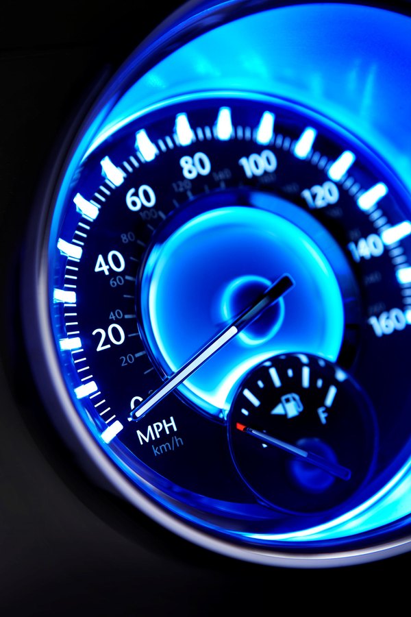 Изображение №1 1600x2400 «Фон Спидометр синяя подсветка 2014 Chrysler 300» из коллекции «Обои Спидометр»