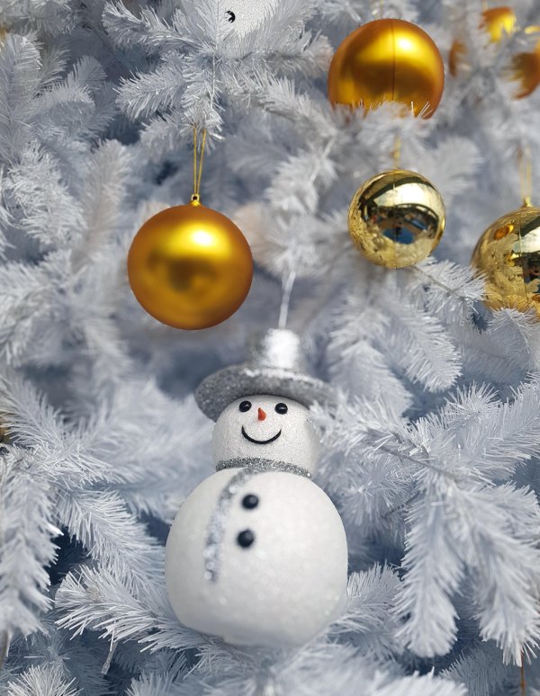 Изображение №2 4274x5514 «Снеговик на ёлке» из коллекции «Обои Снеговик»