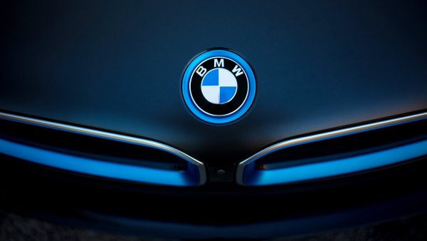 Изображение №29 3840x2160 «Синий значок BMW на капоте» из коллекции «Обои Логотип БМВ (BMW)»