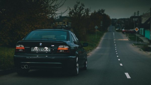 Изображение №12 1920x1080 «Черный автомобиль BMW E39 на дороге сзади» из коллекции «Обои Чёрный БМВ (BMW)»